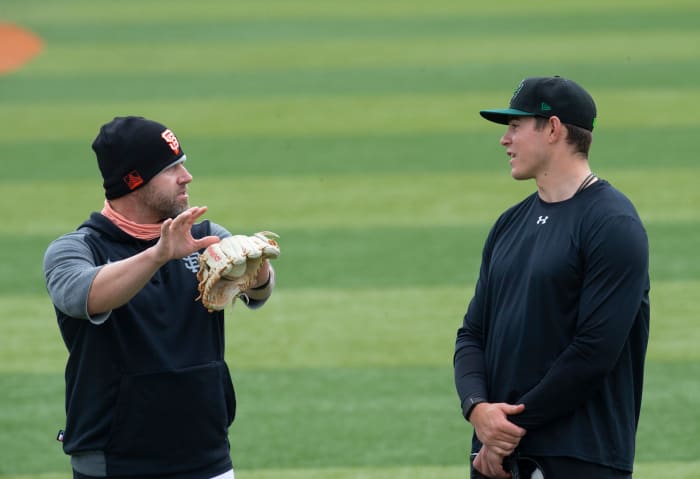 Dennis Pelfrey talks with SF Giants prospect Seth Corry in 2021.